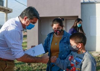 Derecho a la casa propia: Capitanich entregó 40 viviendas en Castelli