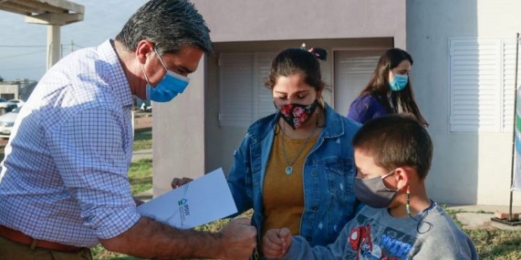 Derecho a la casa propia: Capitanich entregó 40 viviendas en Castelli