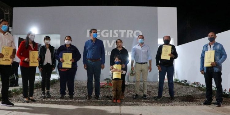 En Presidencia de la Plaza, Capitanich inauguró el registro civil, una plazoleta, luminarias de led y entregó maquinarias a SECHEEP
