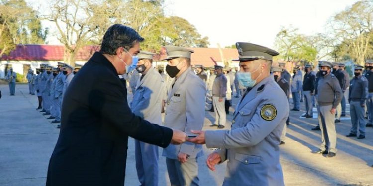 El gobernador anunció ascensos, obras y aumento salarial y entregó vehículos para el Servicio Penitenciario