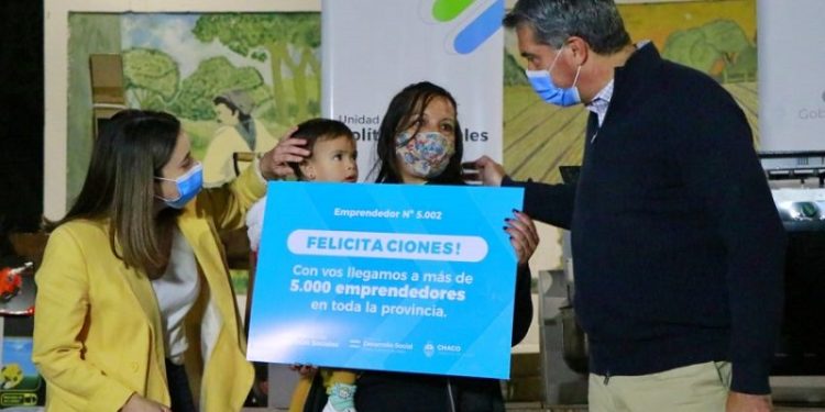 En Basail, Capitanich inauguró cuadras de pavimento y un nuevo destacamento policial