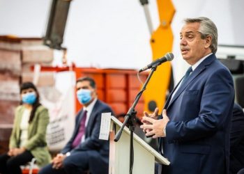 Fernández y Capitanich encabezaron el acto por el Día de la Inndustria y recorrieron muestra de producciones chaqueñas