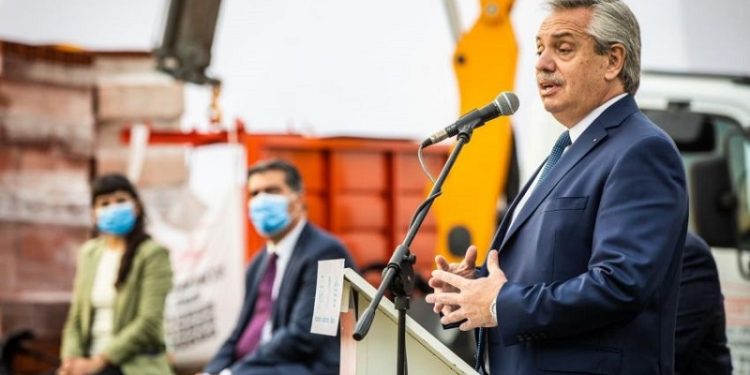 Fernández y Capitanich encabezaron el acto por el Día de la Inndustria y recorrieron muestra de producciones chaqueñas