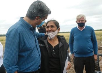 Capitanich entregó títulos de propiedad a 40 familias de productores rurales de Avia Terai