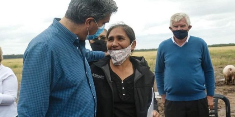 Capitanich entregó títulos de propiedad a 40 familias de productores rurales de Avia Terai