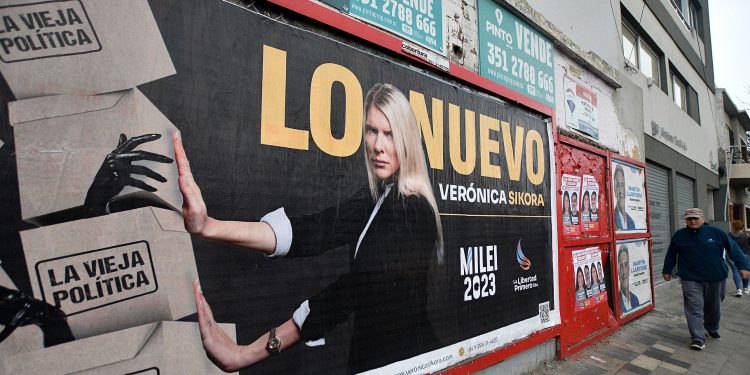 Córdoba: a un mes de la elección de gobernador, los carteles de campaña llenan las calles