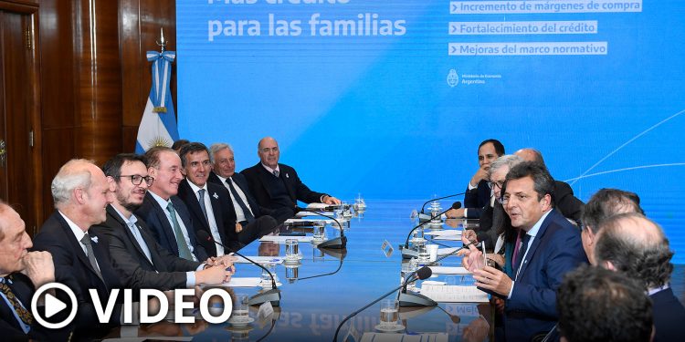 El Gobierno anunció un aumento en los límites de las tarjetas para impulsar el consumo
