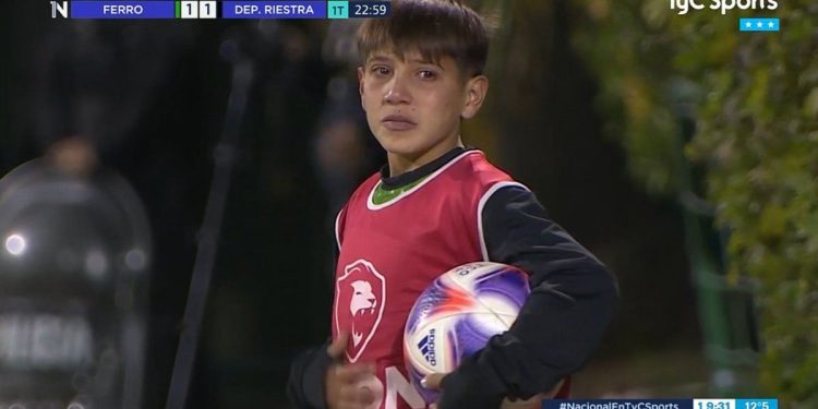 El inolvidable gol de Ferro que llegó gracias a la asistencia del chico alcanzapelotas