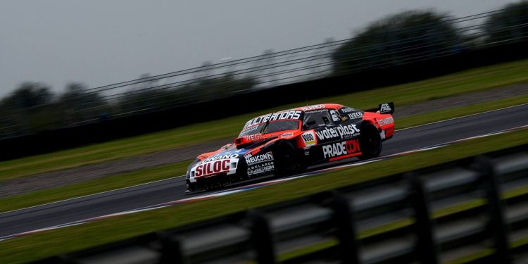 El inoxidable Ledesma aguantó el mal clima de las Termas y marcó la pole del Turismo Carretera