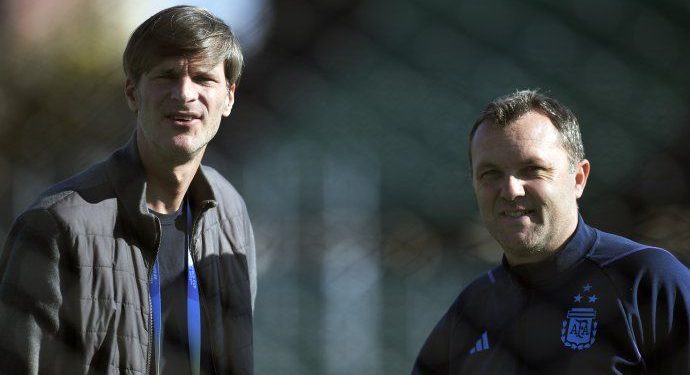 El Sub 20 tuvo su último entrenamiento con una visita de lujo