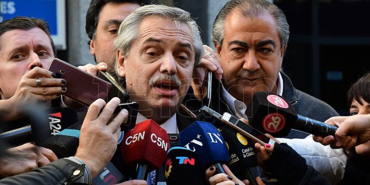 Fernández acusó al Gobierno de “no dar vacunas” y “complicar tratamientos de HIV”