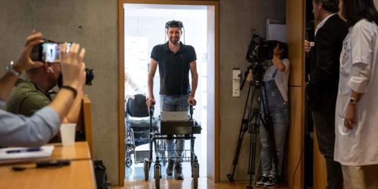 Inteligencia artificial: un hombre tetrapléjico vuelve a caminar después de 12 años
