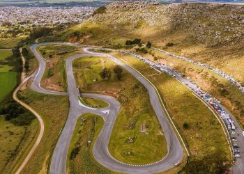 Kicillof anunció inversiones para el autódromo Fangio y cuestionó las «promesas fáciles» de la oposición