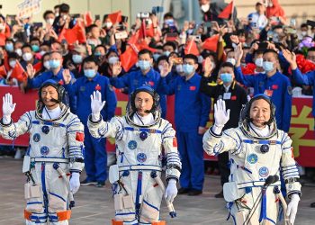 La misión china con el primer astronauta civil llegó a la estación espacial Tiangong