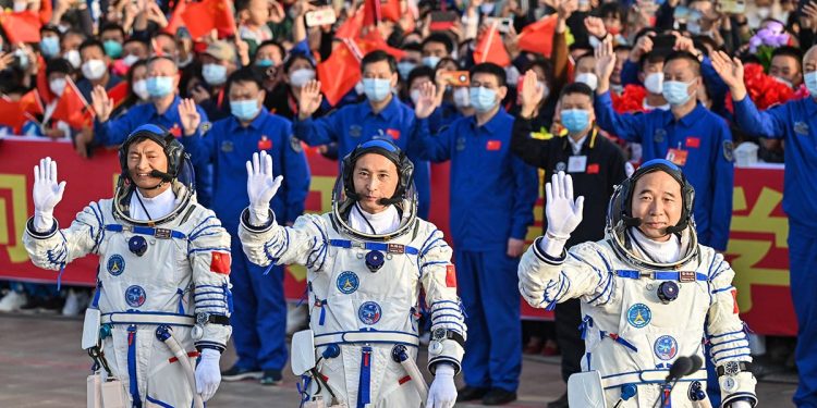 La misión china con el primer astronauta civil llegó a la estación espacial Tiangong
