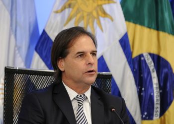 Lacalle Pou viajó al retiro de presidentes en Brasil donde Lula busca relanzar la Unasur