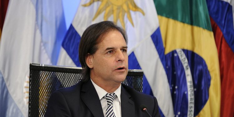 Lacalle Pou viajó al retiro de presidentes en Brasil donde Lula busca relanzar la Unasur