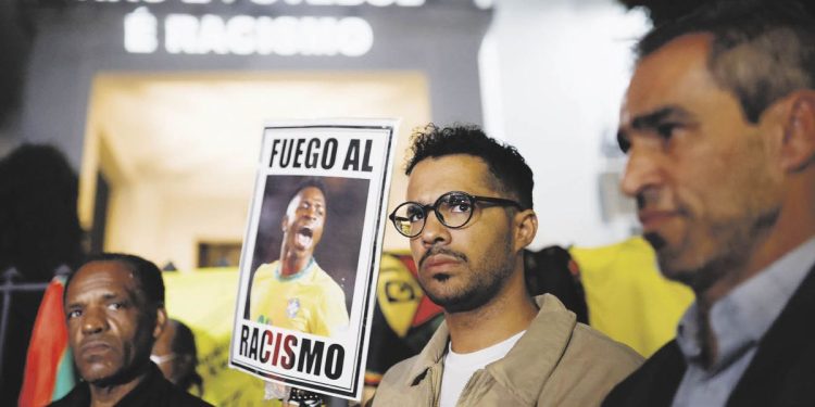 Los ataques racistas contra Vinícius movilizaron a los gobiernos de Brasil y España: exigen acciones efectivas