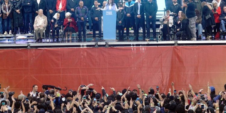 Los cuatro ejes para la campaña electoral que marcó Cristina antes de definir al candidato