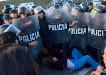 Los docentes salteños siguen con las protestas y denuncian detenciones