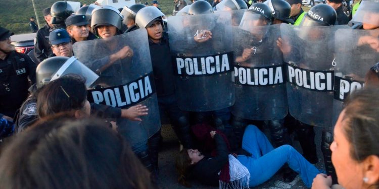Los docentes salteños siguen con las protestas y denuncian detenciones