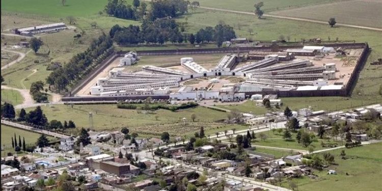 Se fugaron en una camioneta dos presos de una cárcel de Sierra Chica