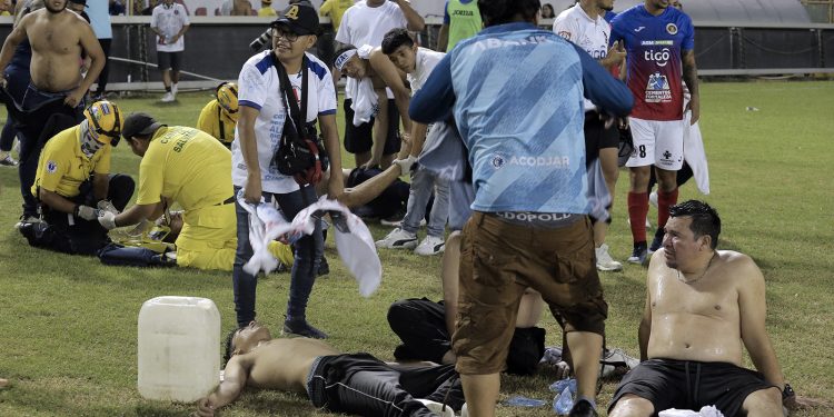 Tragedia en El Salvador: doce personas murieron por una estampida en un estadio