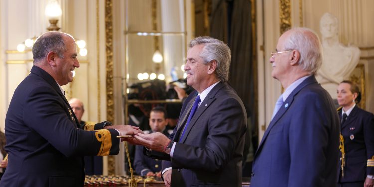 Alberto Fernández entregó sables a los nuevos generales, almirantes y brigadieres
