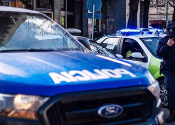 Apuñaló a su padre, quiso agredir al policía que intentó detenerlo y murió baleado