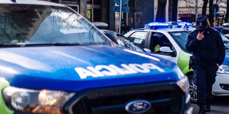 Apuñaló a su padre, quiso agredir al policía que intentó detenerlo y murió baleado