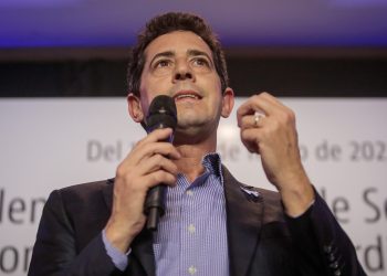 De Pedro encabeza un plenario con tres mil personas
