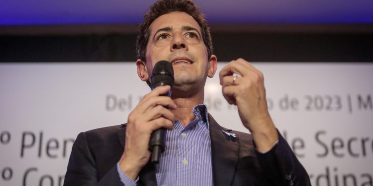 De Pedro encabeza un plenario con tres mil personas