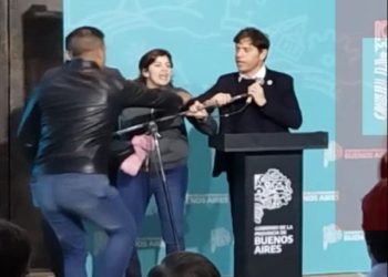 “¡Déjenla!”: una mujer protestó en el escenario y Kicillof retó a la seguridad por echarla