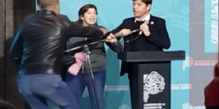 “¡Déjenla!”: una mujer protestó en el escenario y Kicillof retó a la seguridad por echarla