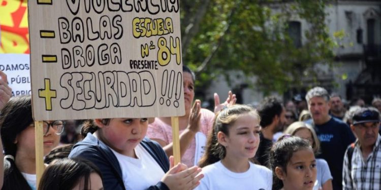 Después de la marcha docente, atacaron otras dos escuelas en Rosario