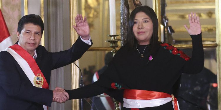 Detuvieron a la ex primera ministra de Perú durante el gobierno de Castillo