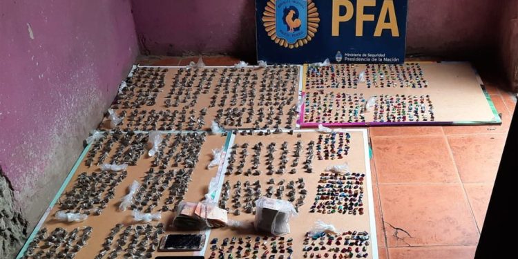 Detuvieron a seis personas con más de 30 kilos de drogas en Ciudad Evita