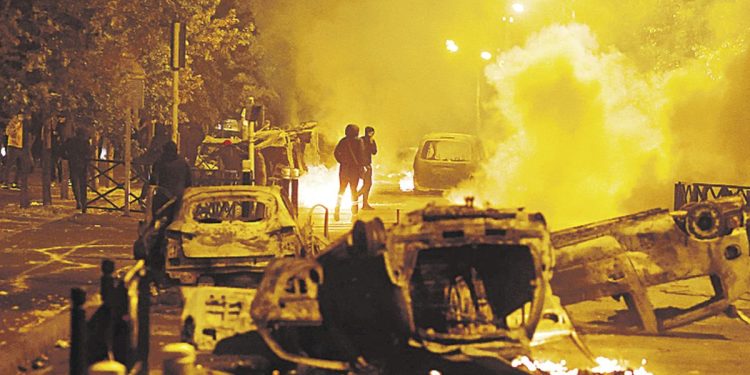 Disturbios se expanden en Francia con saqueos y comisarías incendiadas