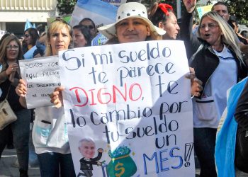Docentes jujeños realizaron una multitudinaria marcha en el tercer día de paro consecutivo