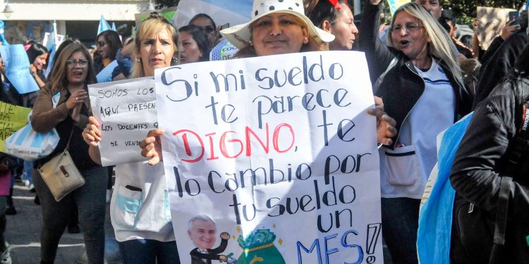 Docentes jujeños realizaron una multitudinaria marcha en el tercer día de paro consecutivo