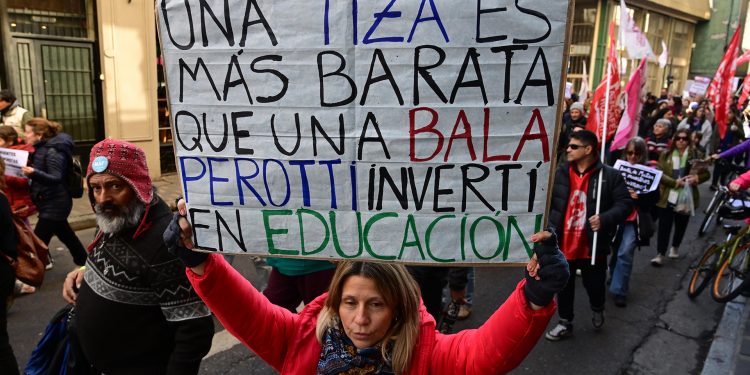 Docentes realizaron un paro y se movilizaron para pedir seguridad en las escuelas