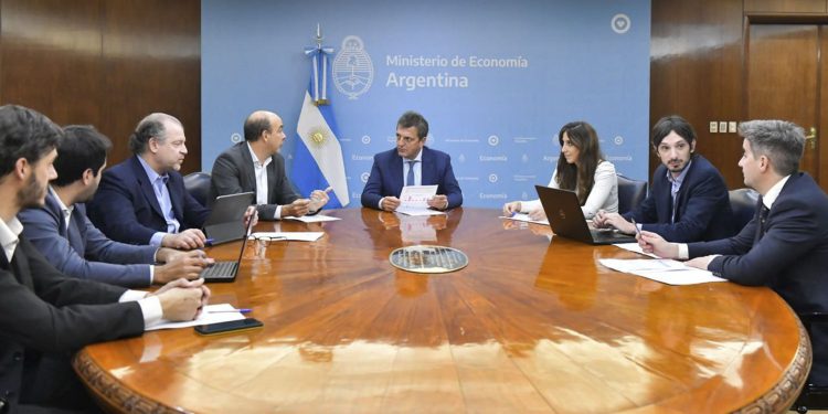 Economía canjeó $7,4 billones de títulos en pesos, el más grande de la historia argentina