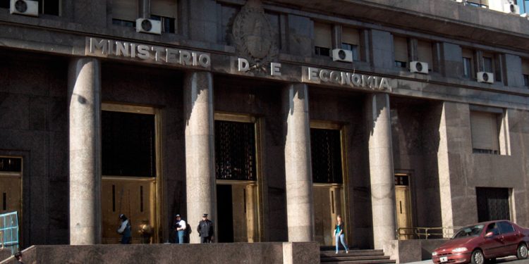 Economía hará un canje voluntario de títulos en pesos que vencen en el tercer trimestre