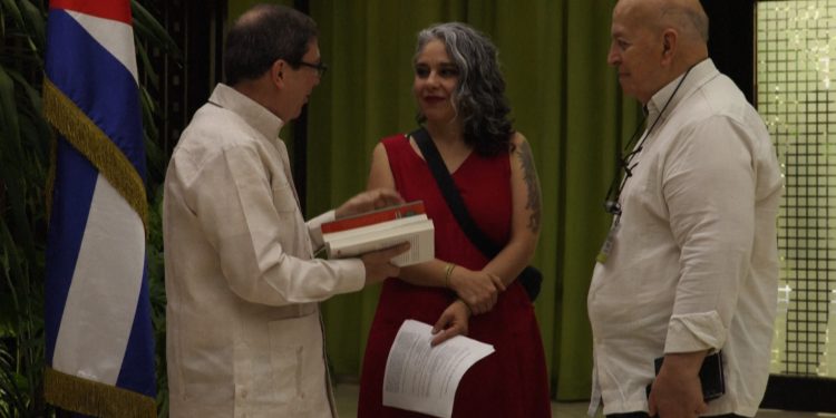 El Gobierno de Colombia y la guerrilla del ELN acordarán un cese del fuego temporal