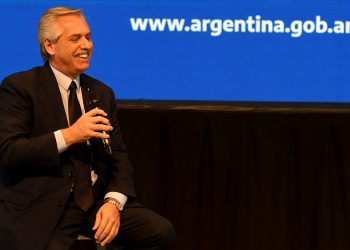 El Presidente toma la promesa de lealtad a la bandera a alumnos de escuelas públicas