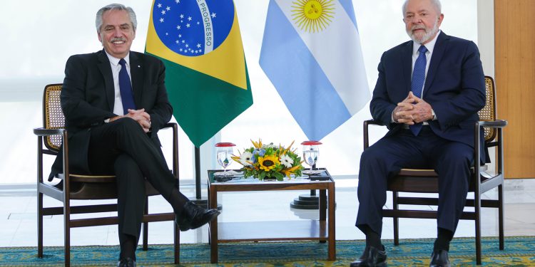 Fernández se reunió con Lula, su principal aliado regional en la negociación con el FMI