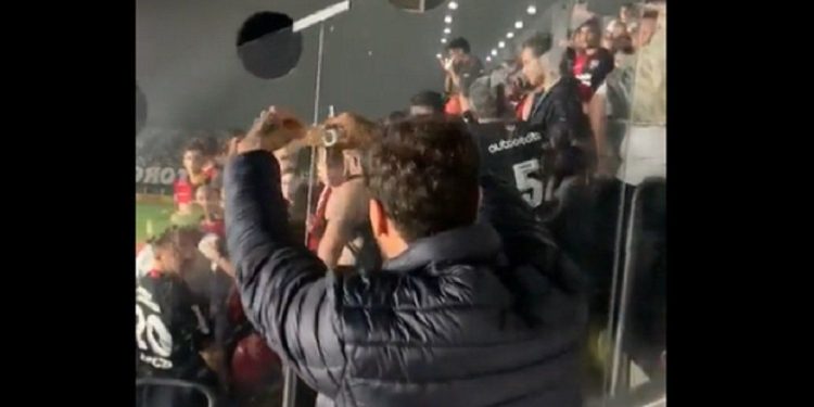 Hinchas de Santos rompieron billetes de mil pesos para burlarse de los argentinos