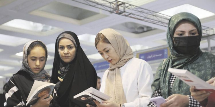 Irán debate un proyecto que prevé la obligación legal de usar el velo