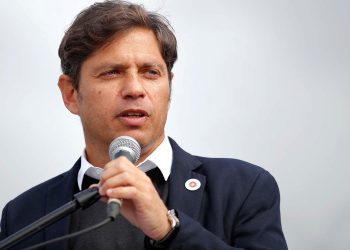 Kicillof firmó el decreto para unificar las elecciones bonaerenses
