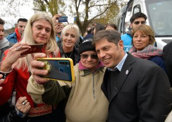 Kicillof guarda silencio y se distancia de las tensiones que provoca el armado de la interna